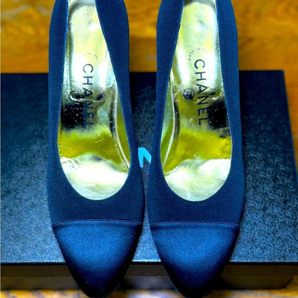 ✨Gorgeous authentic Chanel classic black pumps. Capped toe ✨Excellent condition! - Picture 2 of 6